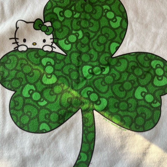 HELLO KITTY ST PATRICKS DAY SHIRT. WOMEN’S SMALL FOUR LEAF CLOVER NWT - Picture 3 of 4
